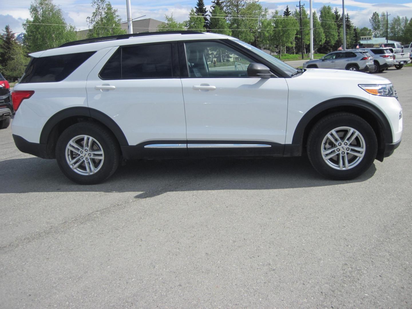 2023 white /black Ford Explorer XLT (1FMSK8DH5PG) , automatic transmission, located at 9530 Old Seward Highway, Anchorage, AK, 99515, (907) 349-3343, 61.134140, -149.865570 - Photo#2